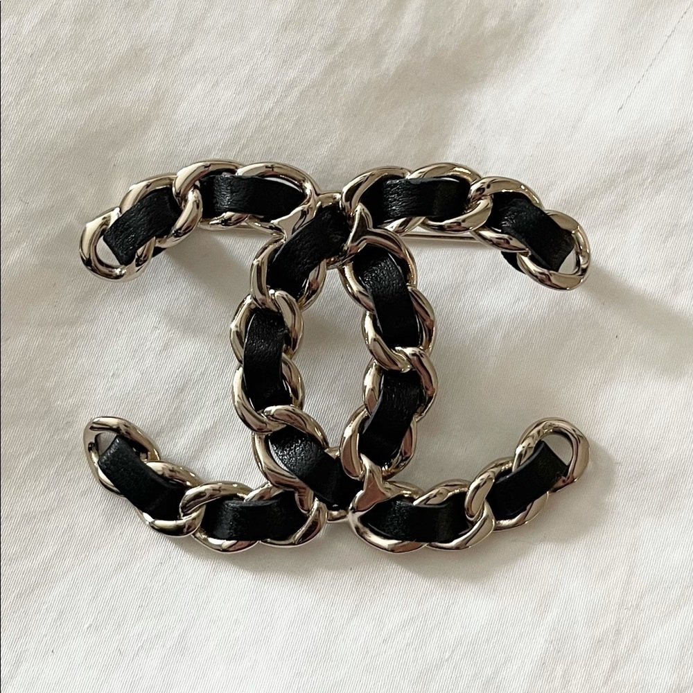 21K CHANEL lambskin leather brooch with gold tone hardware